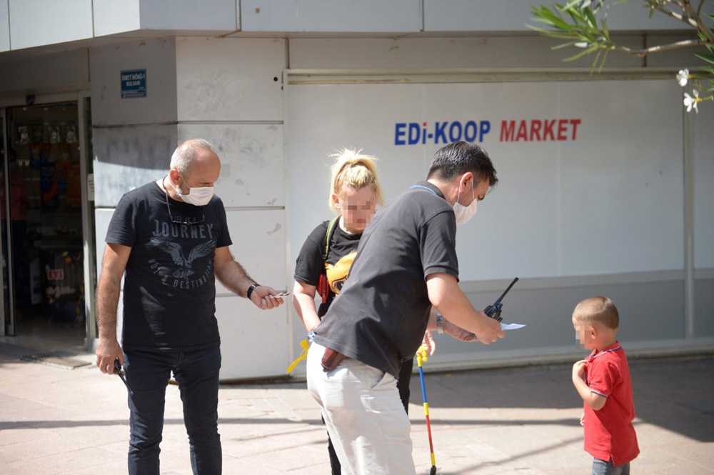 Annesinin sokak ortasında dövdüğü çocuğun imdadına vatandaşlar koştu