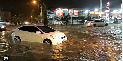 Antalya'da şiddetli yağış! Yollar göle döndü, evleri su bastı..