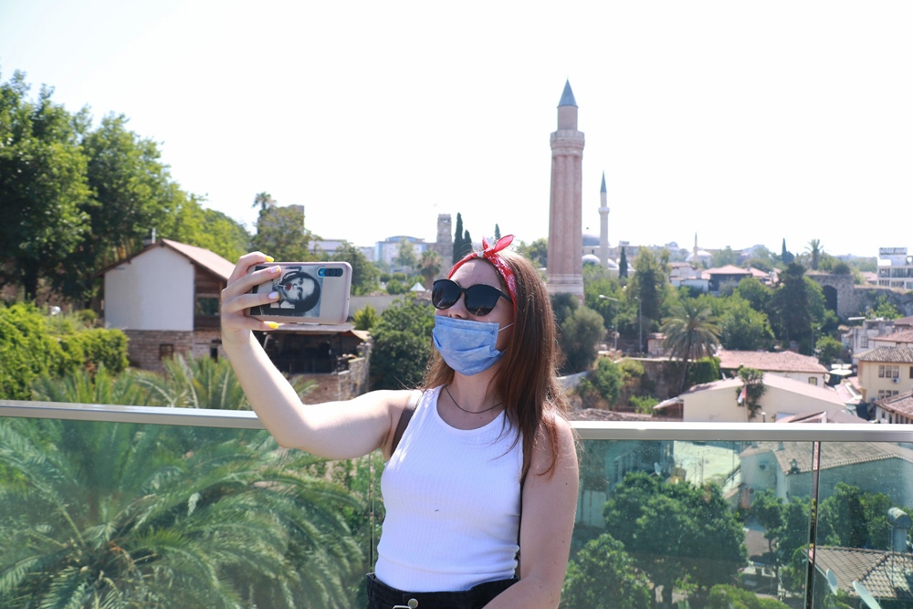 Antalya kent merkezi aylar sonra ilk yabancı turist kafilesini ağırladı