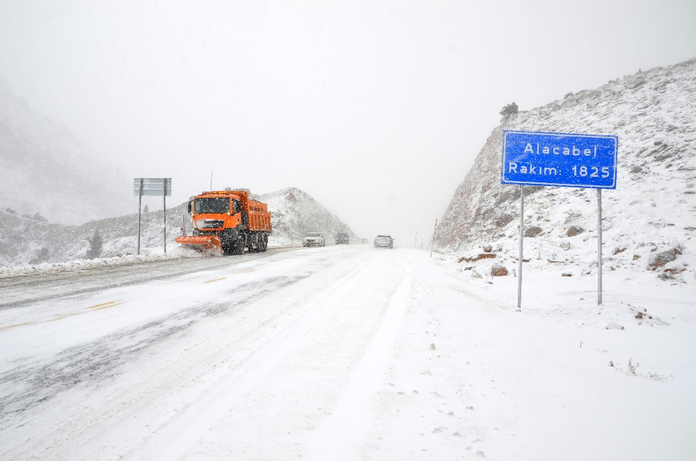 Antalya-Konya karayolunda kar kalınlığı 10 santimetreye ulaştı
