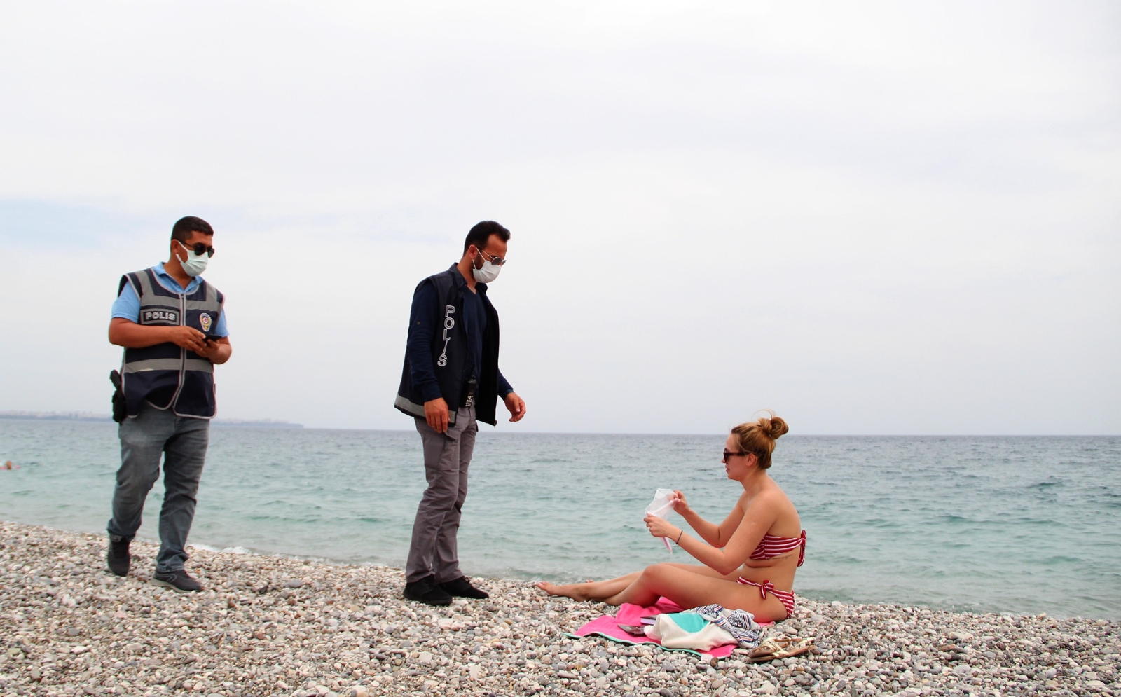 Antalya polisinden sahildeki turistlere de sıkı denetim