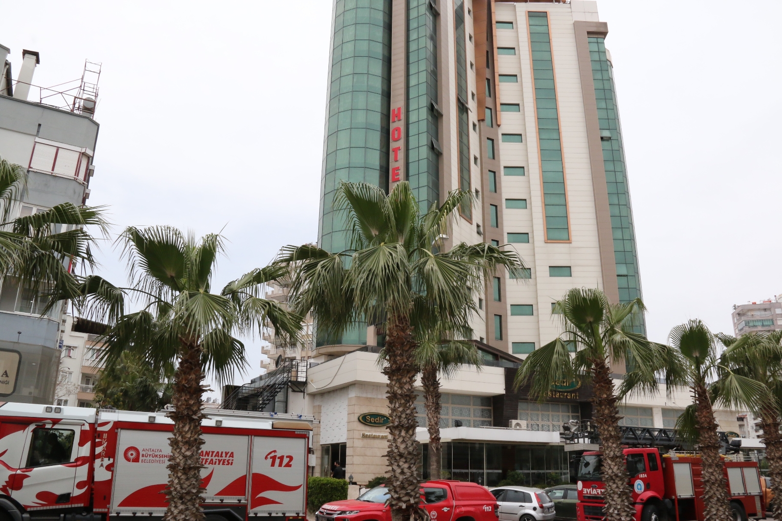 Antalya’da 11 katlı otelin çatısından çıkan dumanlar korkuttu