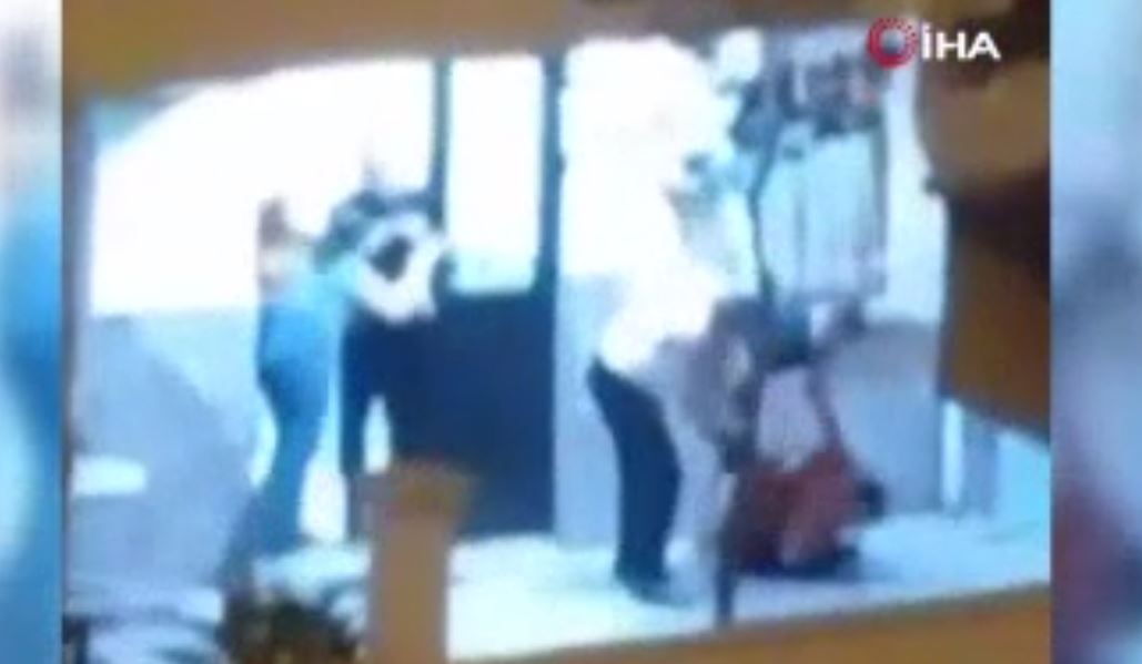 Antalya’da çatallı mahalle kavgası kamerada