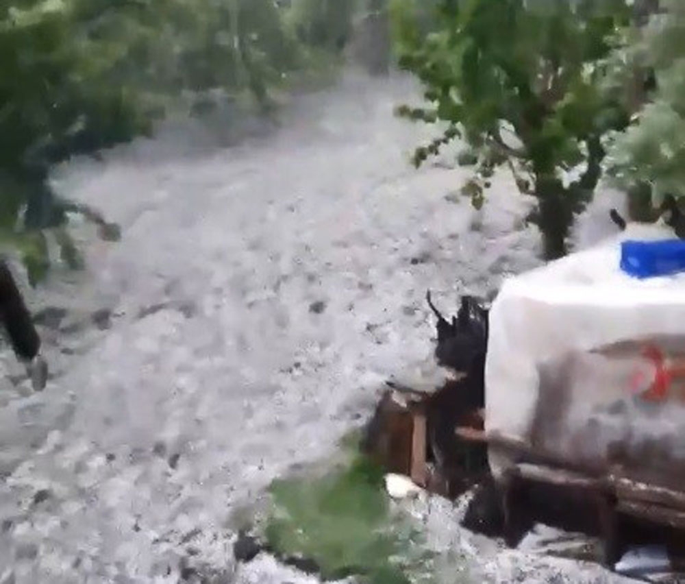 Antalya’da dolu, fırtına ve sağanak yağış etkili oldu