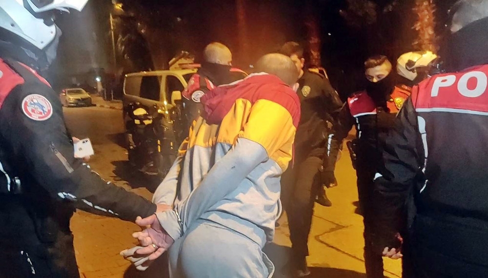 Antalya’da ’dur’ ihtarına uymayan sürücü ortalığı birbirine kattı