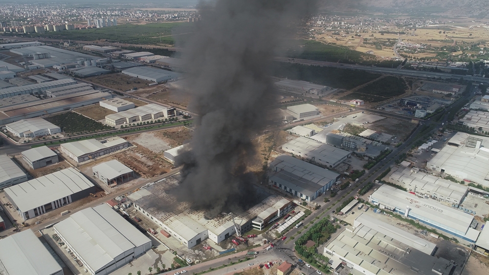 Antalya’da fabrika yangını kontrol altına alındı