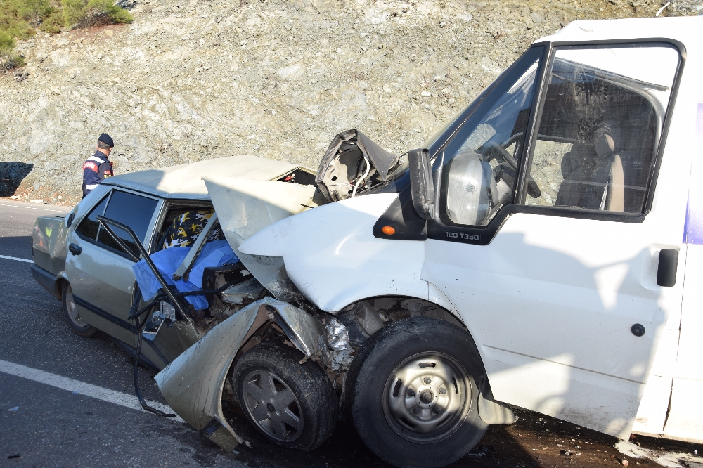 Antalya’da feci kaza: 2 ölü, 1 yaralı