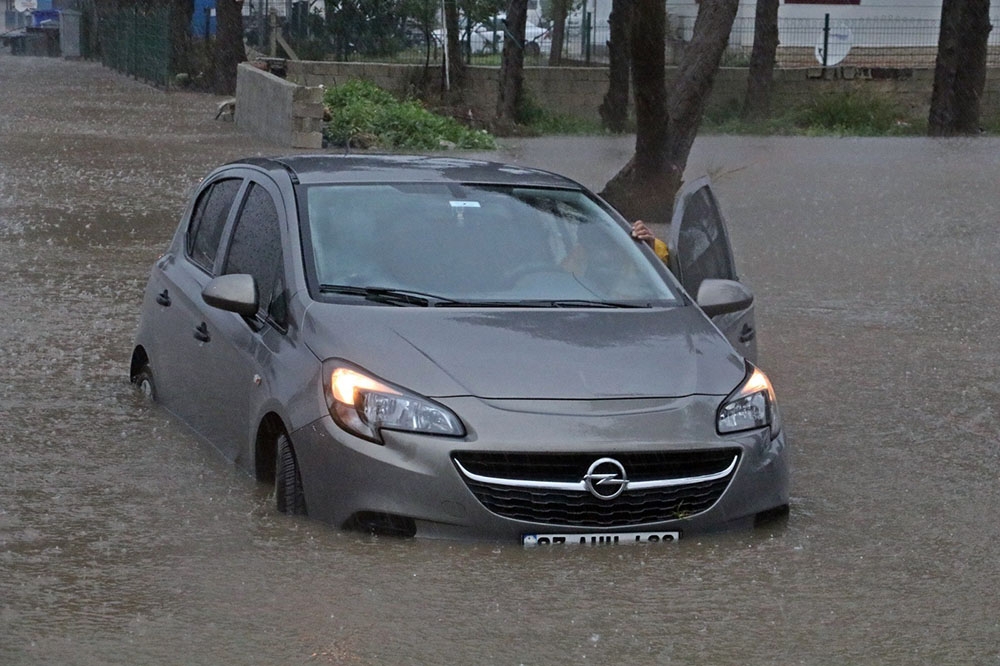 Antalya’da fırtına hayatı felç etti