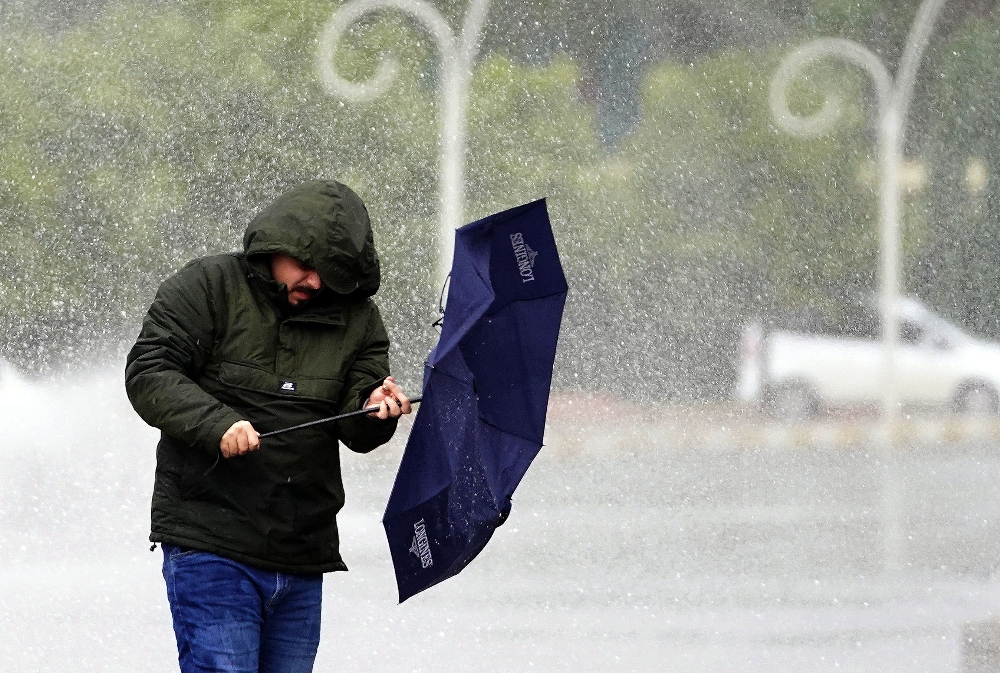 Antalya’da futbola fırtına arası