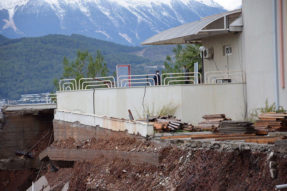 Antalya’da hastanenin acil servisi, heyelan nedeniyle boşaltıldı