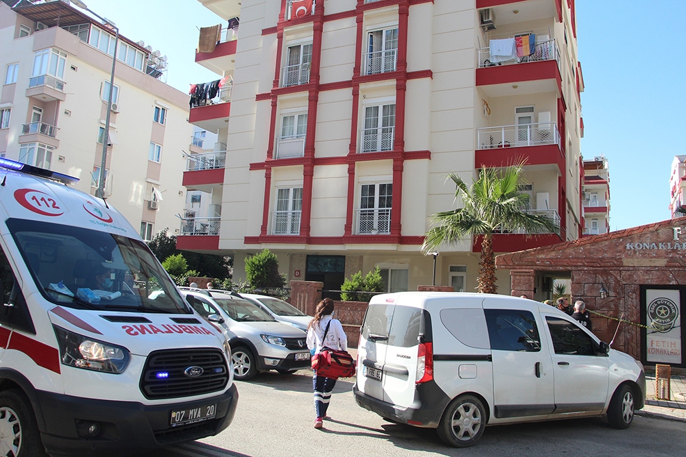 Antalya’da iki çocuk annesi kadın tabancayla intihar etti