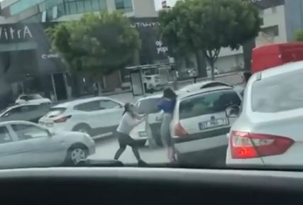 Antalya’da iki kadının, trafikteki saç başa kavgası kamerada