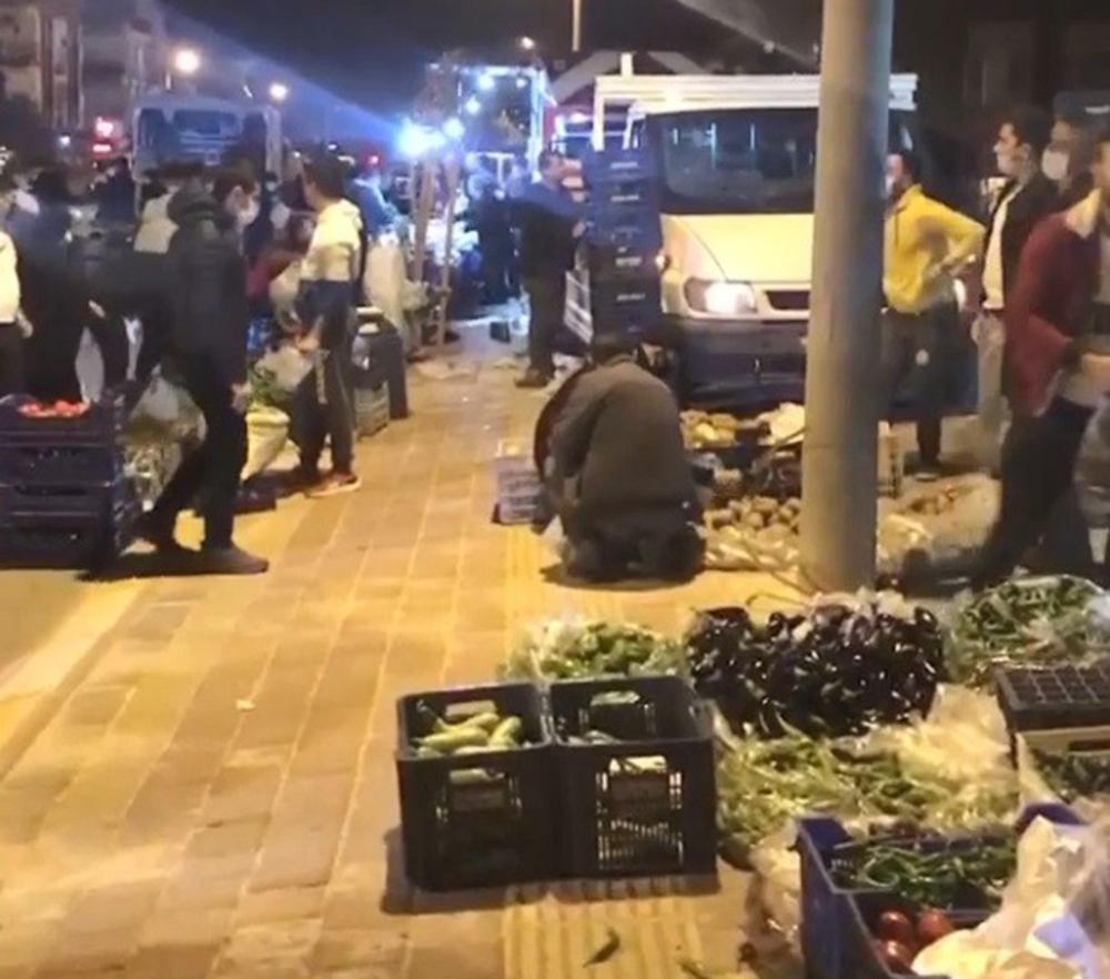 Antalya’da kaldırımlara gece pazarı kuruldu