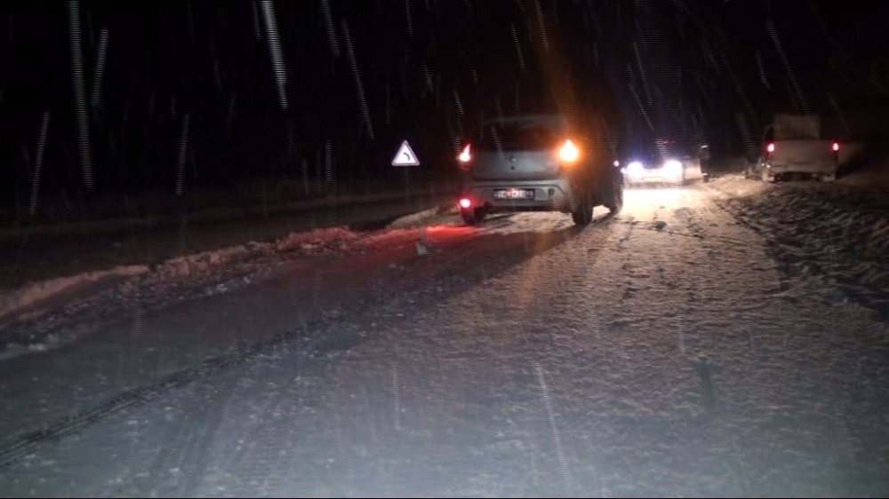 Antalya’da kar yağışı; Antalya-Konya karayolunda kar kalınlığı 30 santime ulaşt