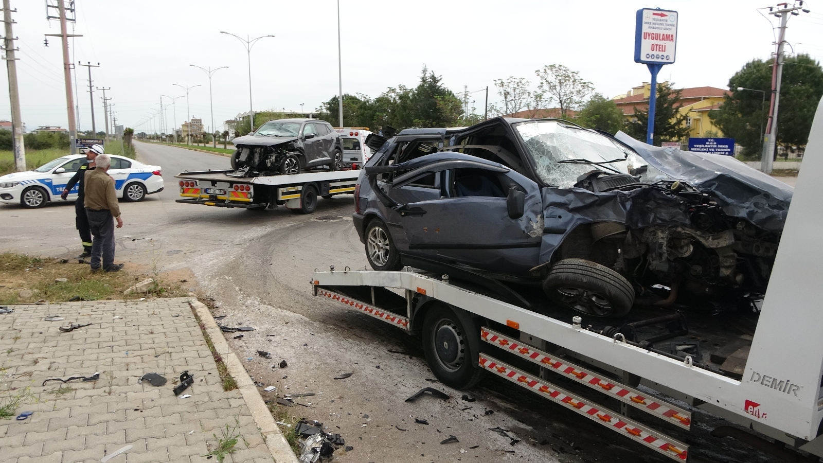 Antalya’da kontrolsüz kavşakta feci kaza: 6 yaralı
