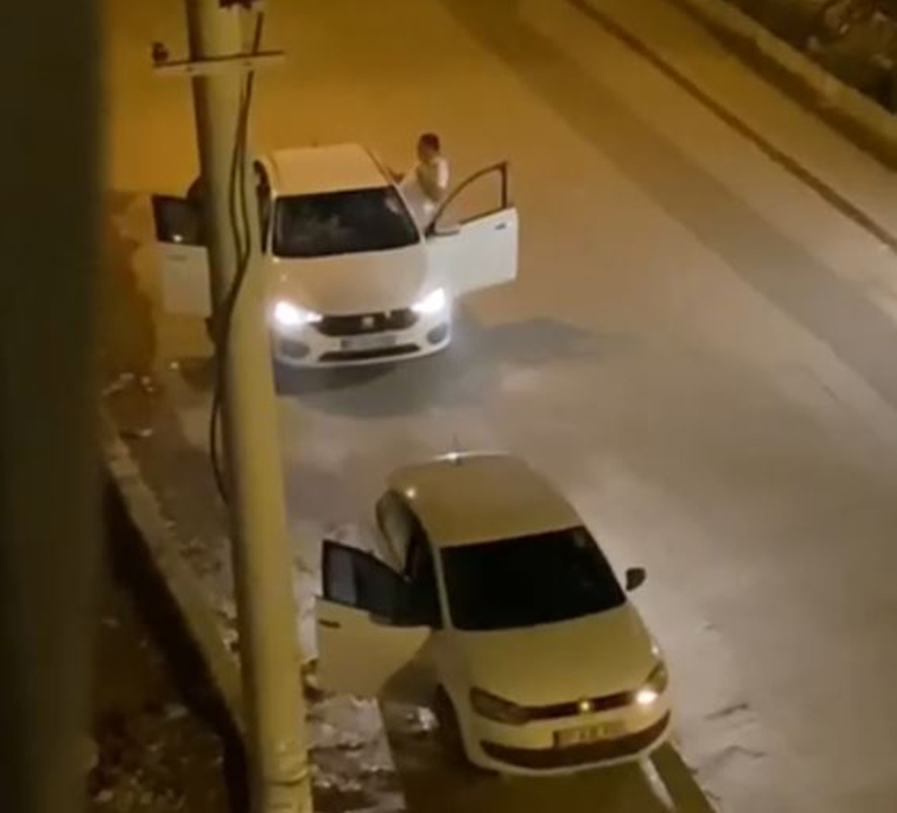 Antalya’da otomobil içerisindeki kadının yüzüne tekme