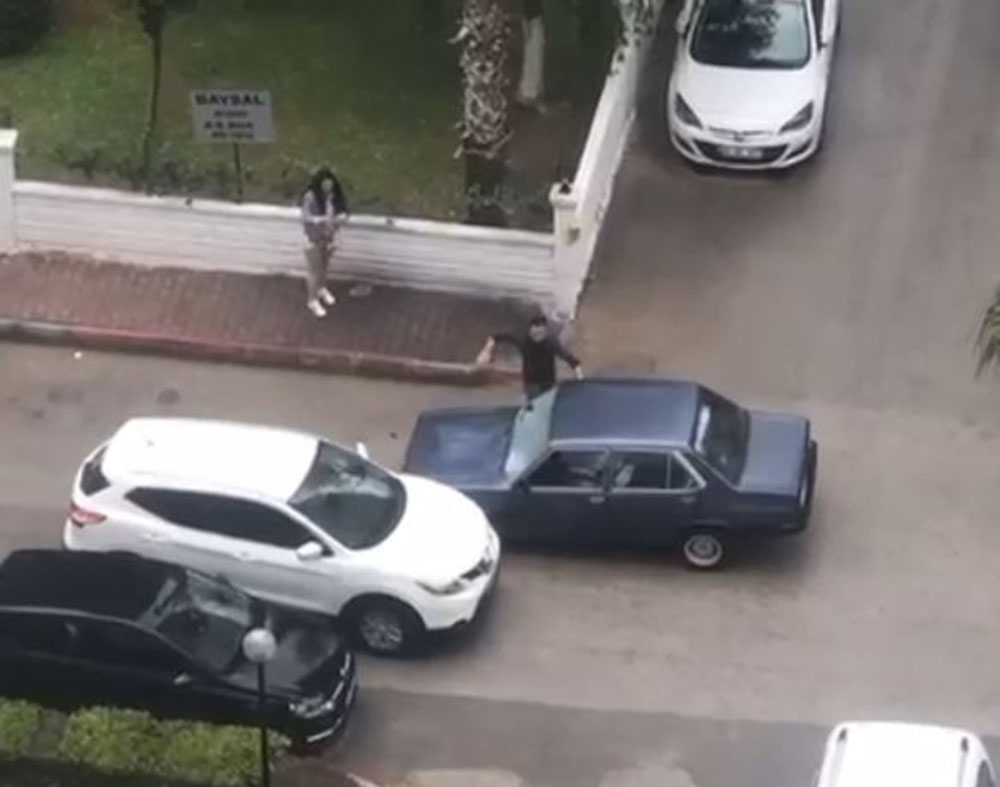 Antalya’da ‘otomobilin suçu ne?’ dedirten görüntü