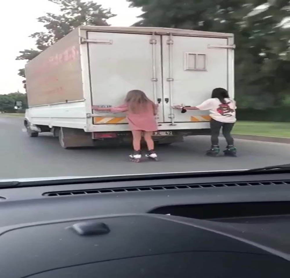 Antalya’da patenci kızların kamyonet arkasında tehlikeli oyunu