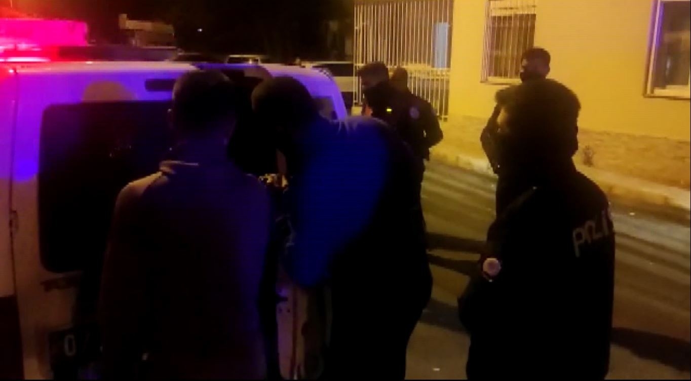Antalya’da ’pencereden baktı’ kavgası: 3 yaralı