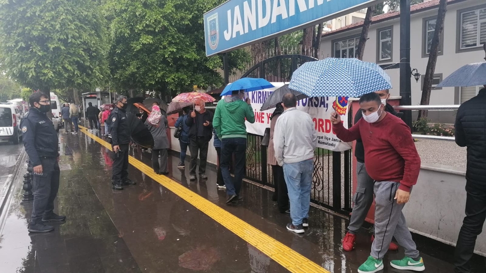Antalya’da PTT önünde yağmur altında maaş kuyruğu