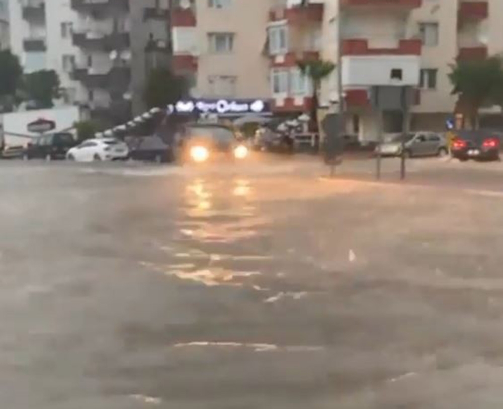 Antalya’da sağanak hayatı olumsuz etkiledi