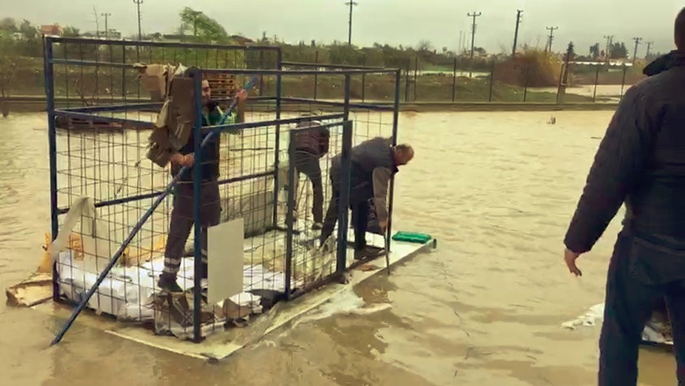 Antalya’da sağanak yağmurda el yapımı sal çaresi