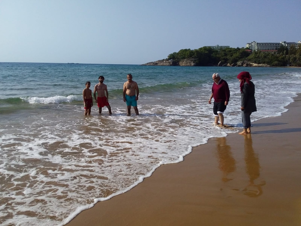 Antalyada Sıcak Kış Ayının Tadını Denizde Çıkardılar