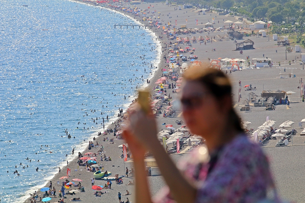 Antalya’da sıcaklık 37 dereceyi gösterdi: Sahiller doldu, taştı