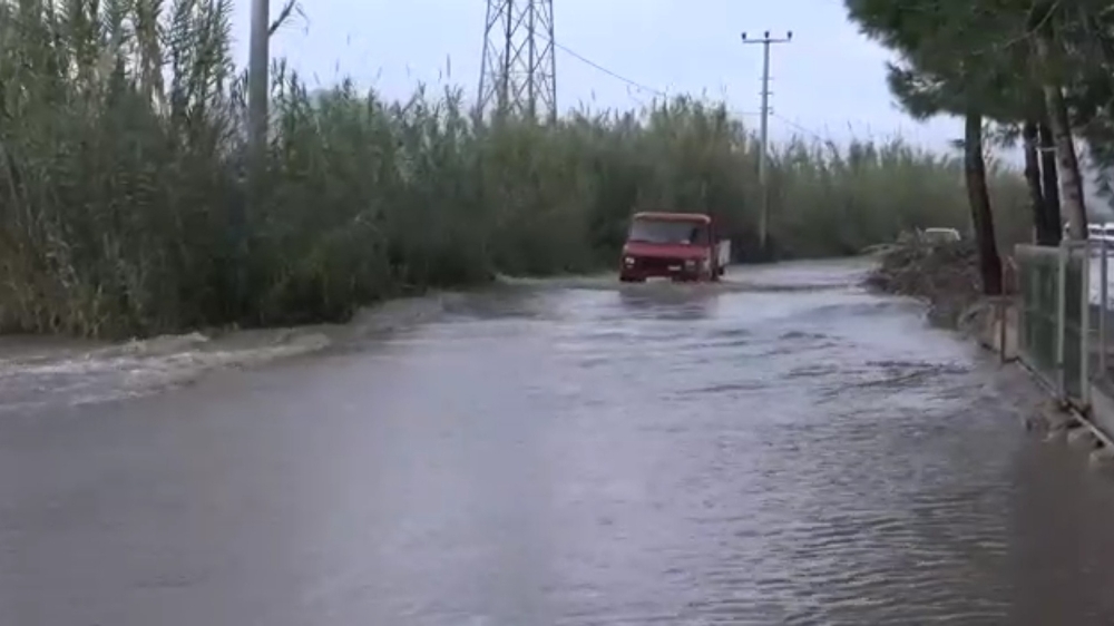 Antalyada Taşan Dere Yolu Kapattı, Vatandaşlar Evine Dönmekte Zorlandı