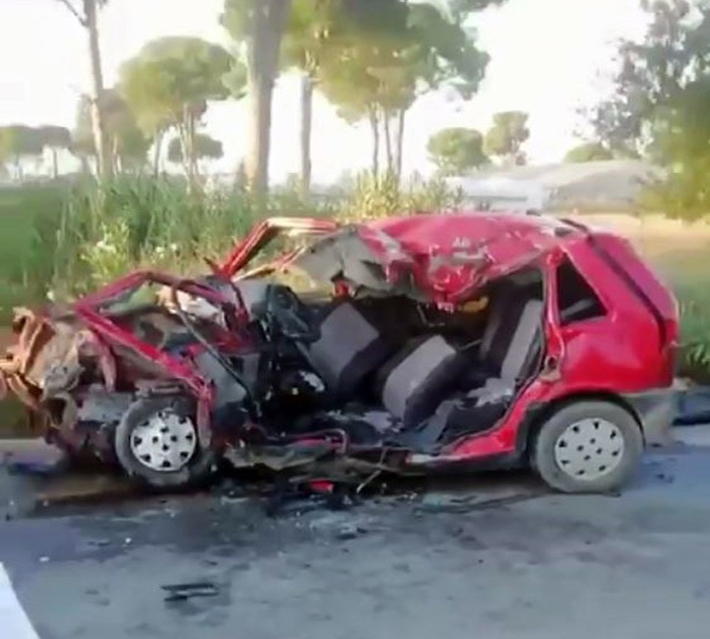 Antalya’da tur midibüsüyle otomobil çarpıştı: 1 ölü, 2 yaralı