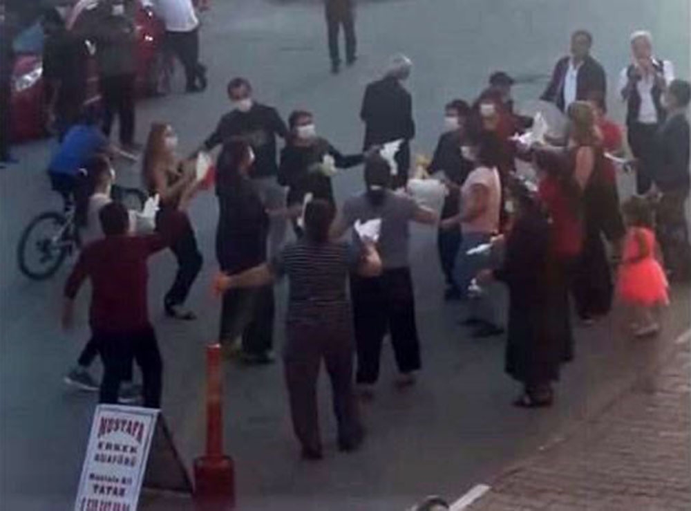 Antalya’da yasağa rağmen seyir terasında gençler, sokak düğününde davetliler coştu