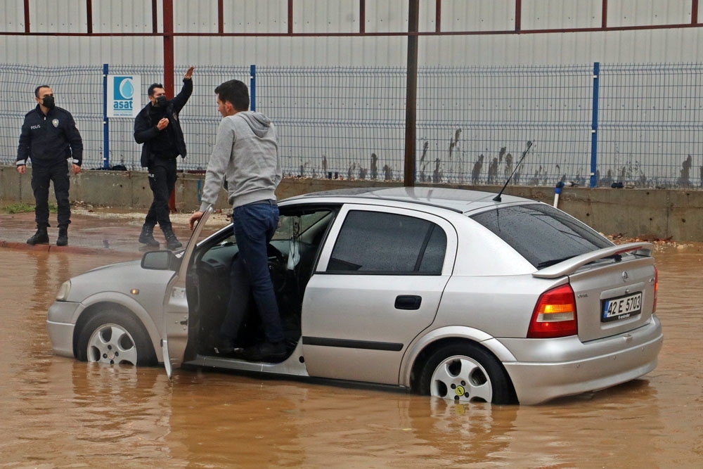 Antalya’da yollar göle döndü, sürücüler mahsur kaldı