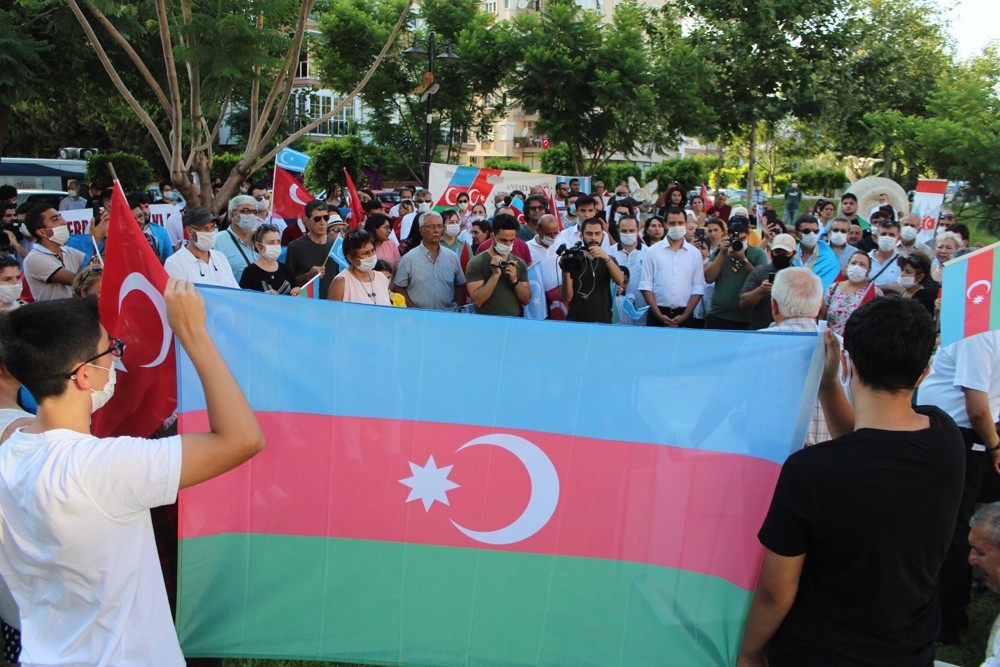 Antalya’daki Azerbaycanlılar, Ermenistan saldırılarını protesto etti