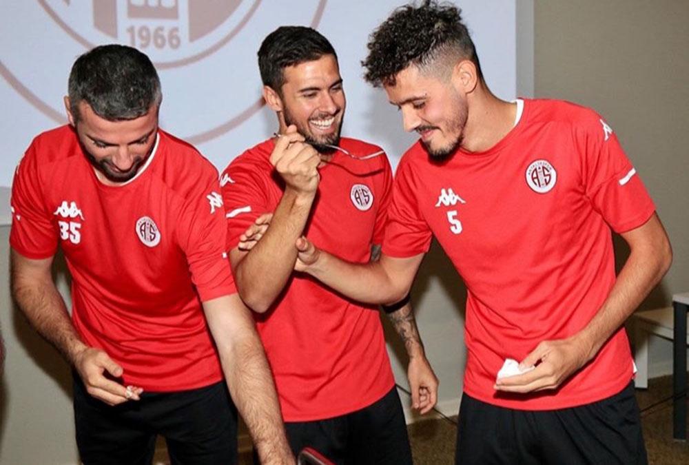 Antalyaspor’da antrenman öncesi doğum günü sürprizi