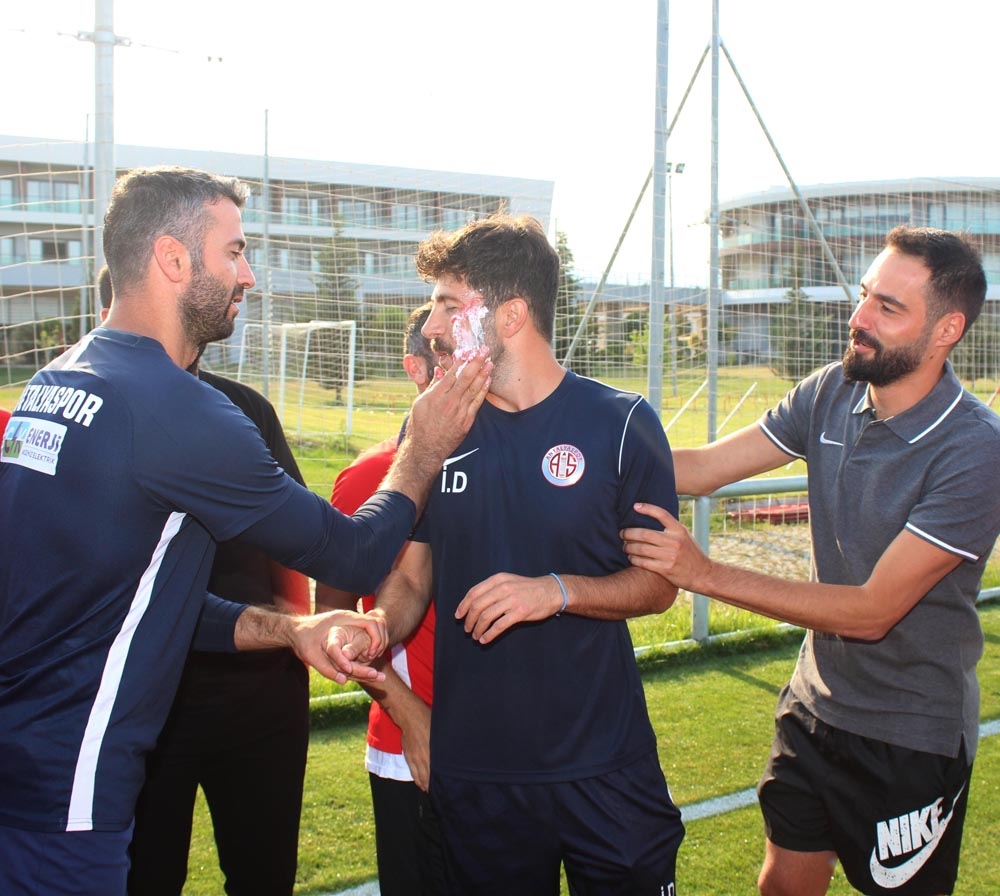 Antalyaspor’da antrenör Dağaşan’a doğum günü kutlaması