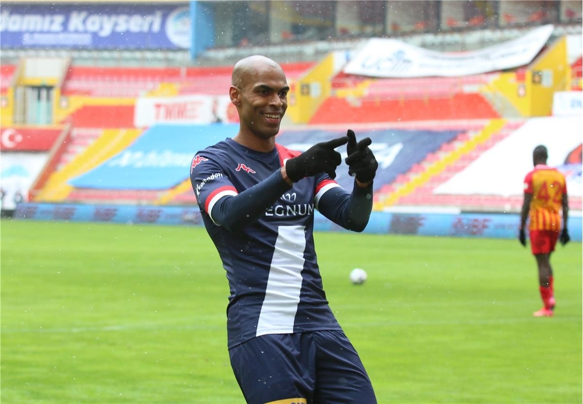 Antalyaspor’da Naldo 1 attı, 3 getirdi