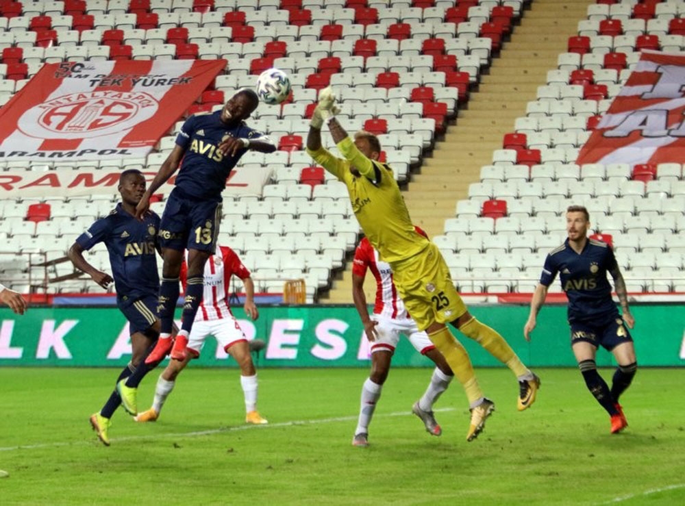 Antalyaspor’u deplasmanda 2-1 yenen Fenerbahçe, maç fazlasıyla lider oldu