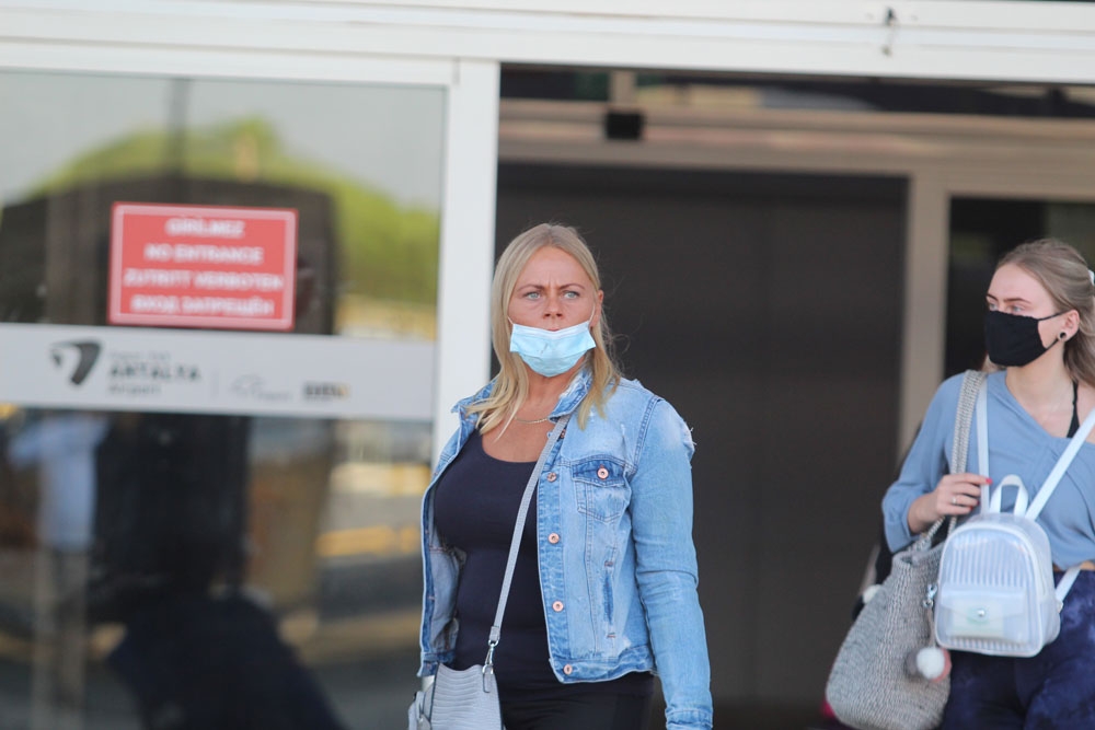 Antalya’ya sezonun ilk İngiliz turist kafilesi geldi