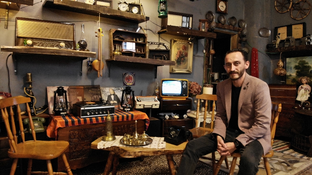 Antika merakı: Otomobil garajını müzeye çevirdi