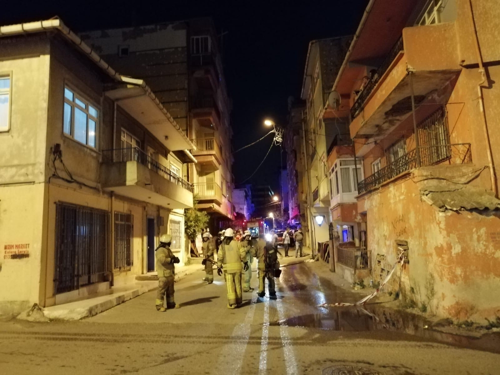 Apartman girişine bırakılan motosikletin alev aldı: Vatandaşlar binada mahsur kaldı