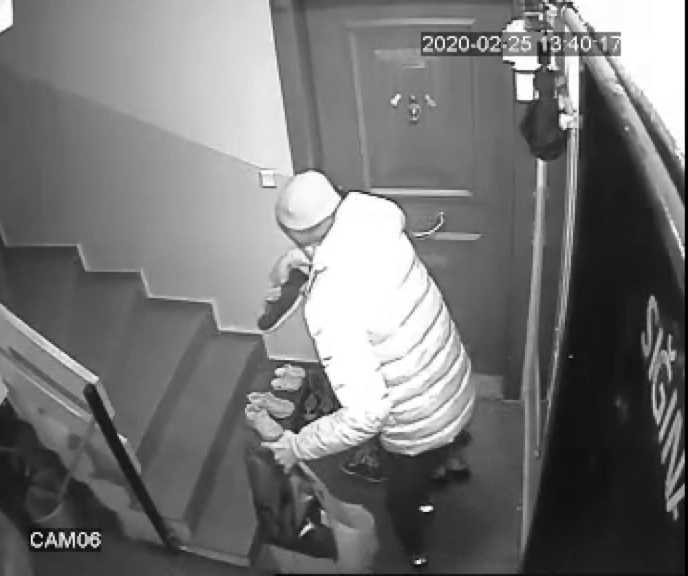 Apartmanda ayakkabıları seçerek çalan hırsız kamerada