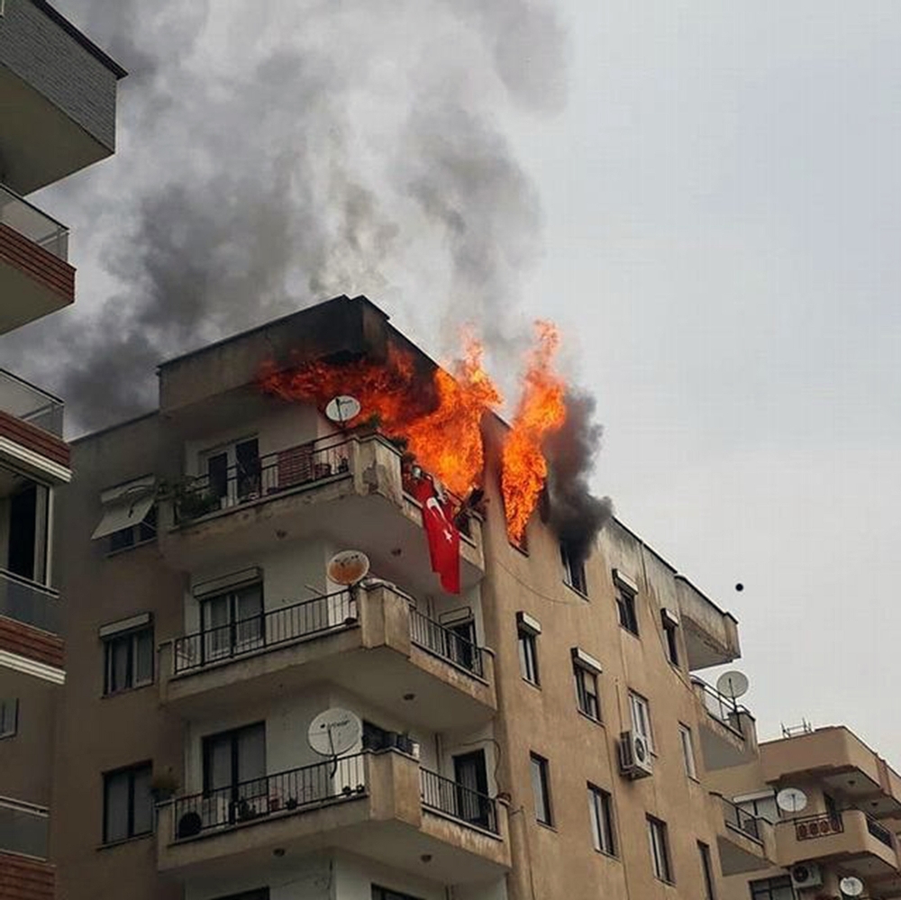 Apartmanda dehşete düşüren mutfak tüpü patlaması kameraya yansıdı