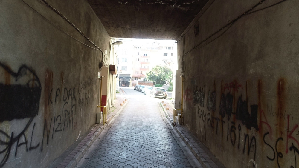 Apartmanın Altından Yol Geçiyor