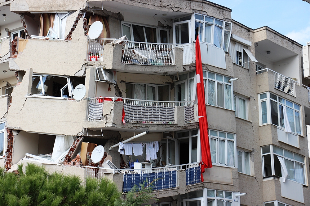 Apartmanlarının yıkımın çaresizce gözyaşları içerisinde izlediler tek tesellileri Türk bayrağı oldu