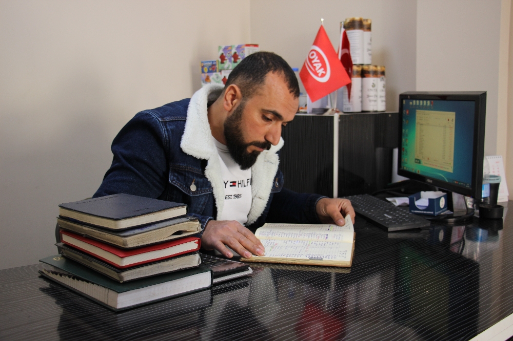 Araba bagajında getirdiği paralarla 46 ailenin borcunu kapattı