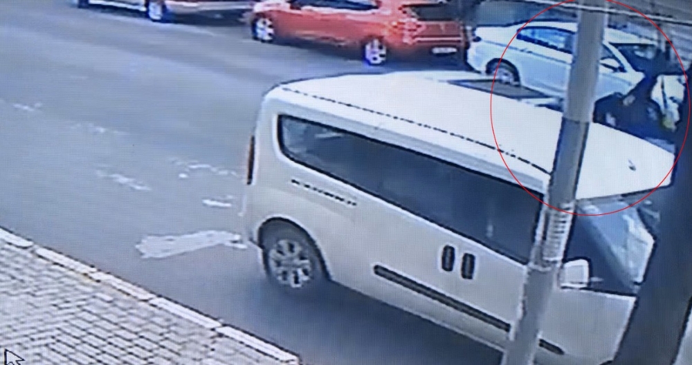 Araba çarpan kadın havaya savruldu: Feci kaza kamerada