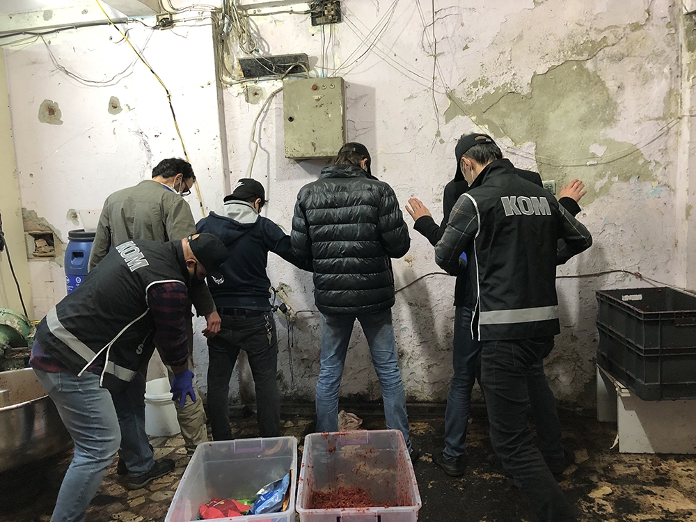 Araba tamirhanesine kaçak tütün operasyonu