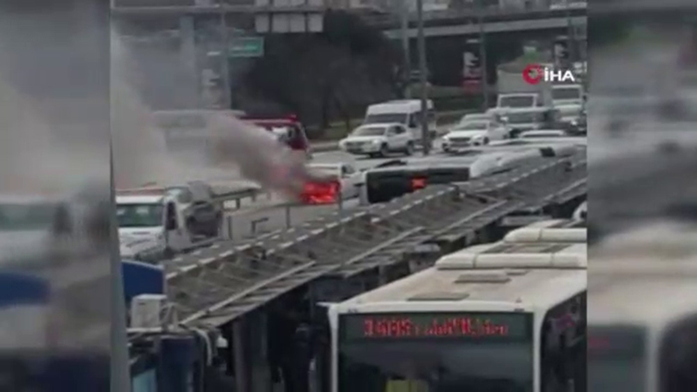 Araç yangını E-5’te trafiği durma noktasına getirdi