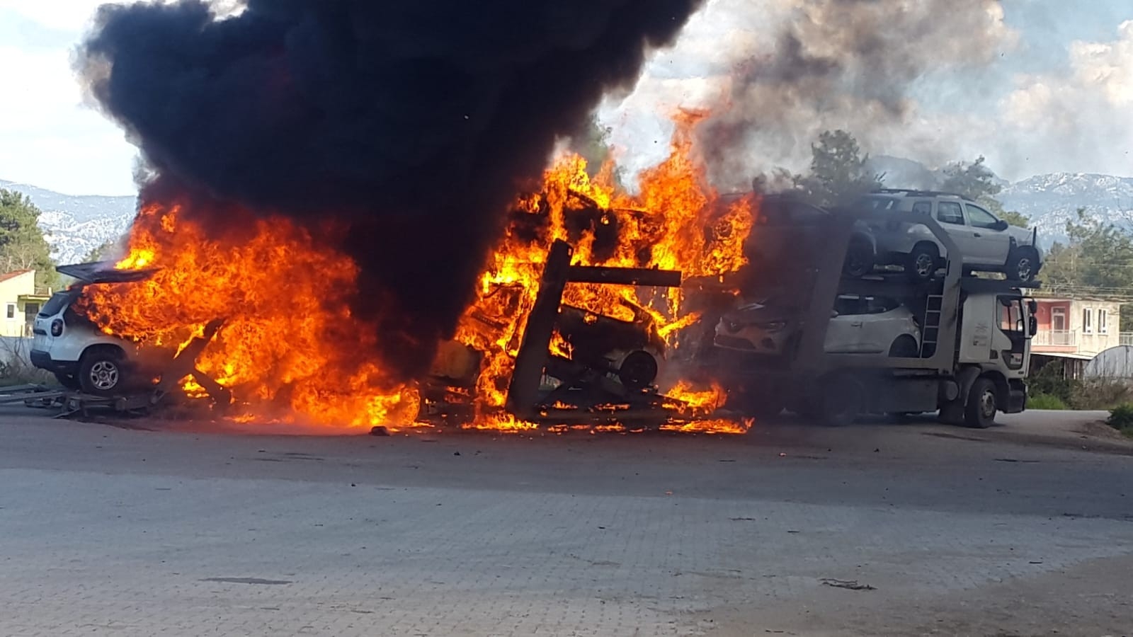 Araç yüklü tır yandı; 7 araç kül oldu