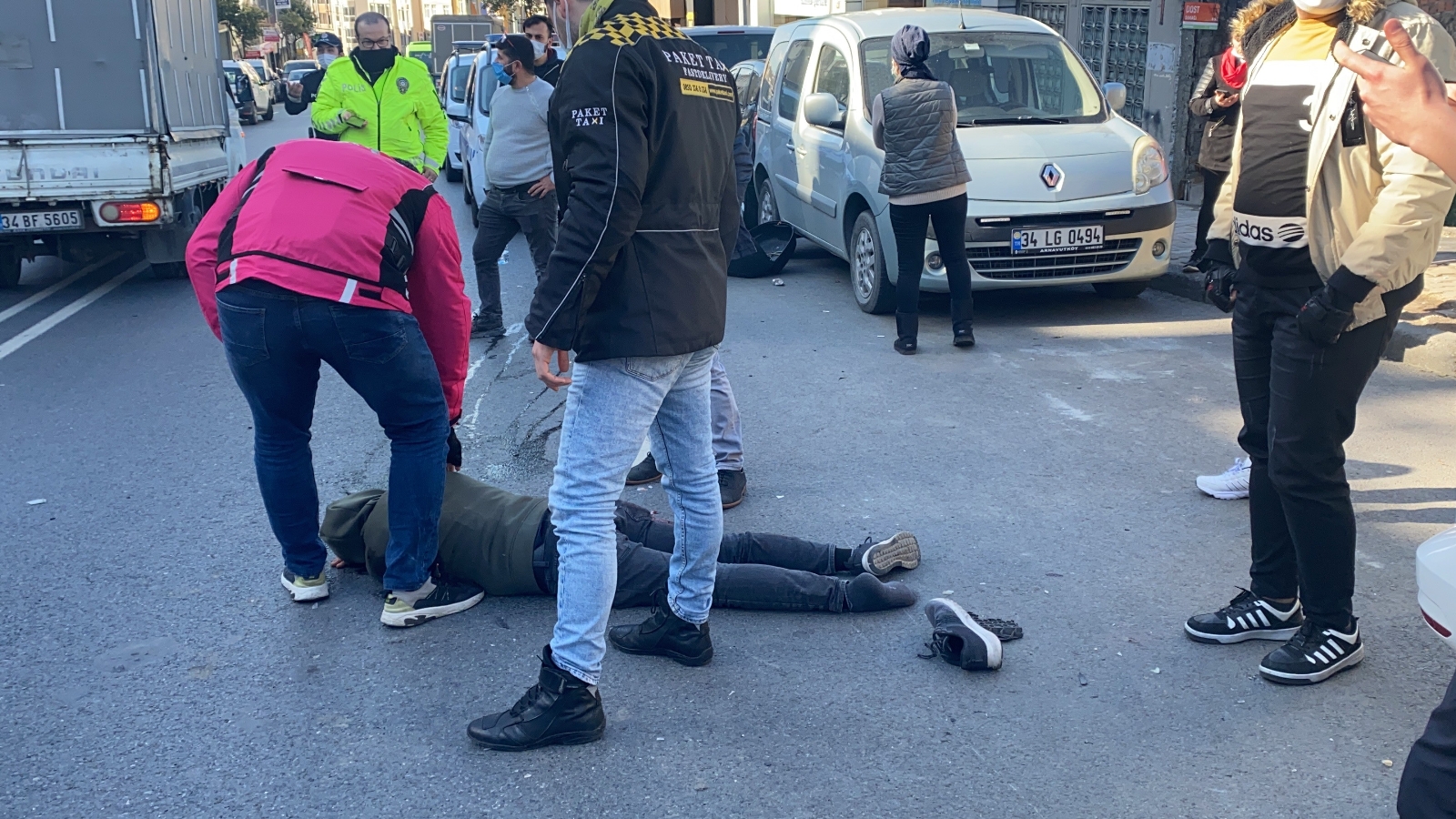 Aracın çarptığı motosikletli genç ağır yaralandı.. O anlar kamerada